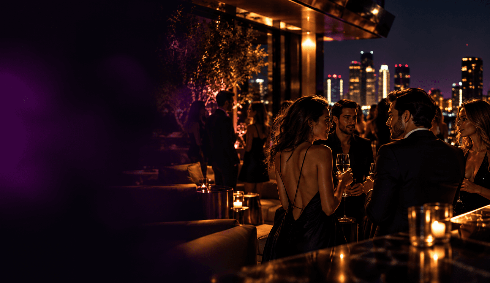 Fiesta nocturna de lujo en una azotea con vista a la ciudad